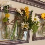 Панно из фоторамок, ваз и живых цветов