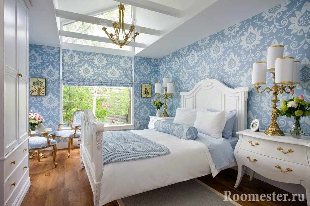 Светлая спальня со шторами и стенами голубого узора