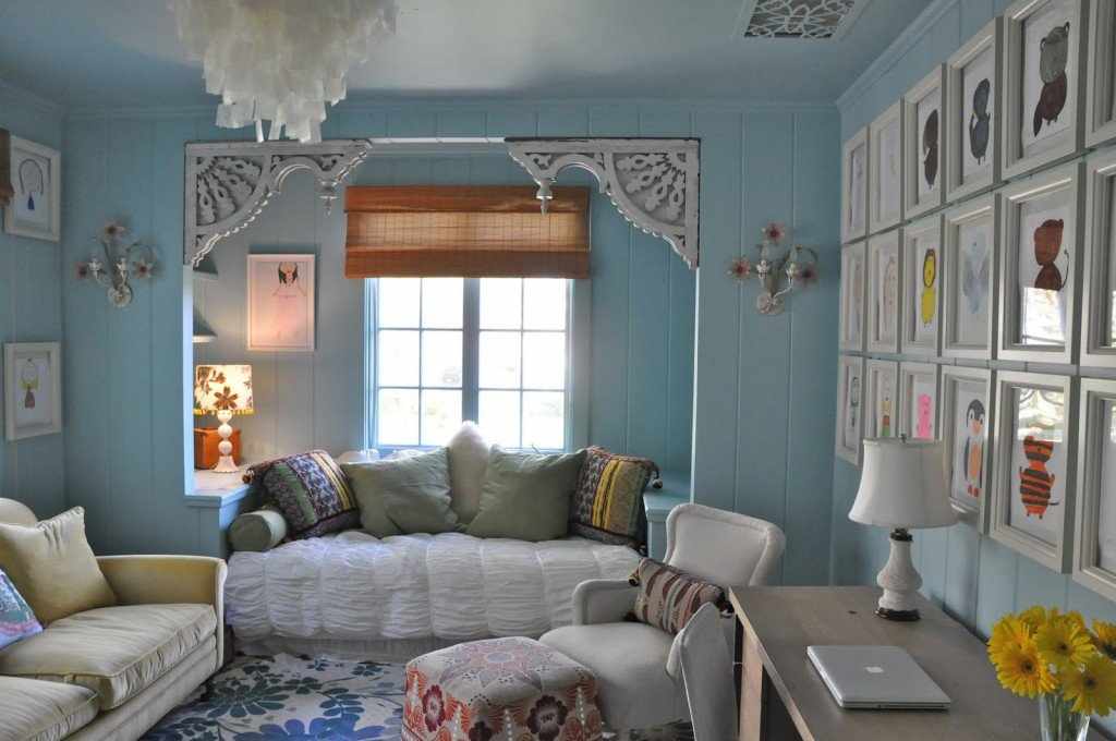 Оттенки синего в интерьере гостиной в стиле прованс