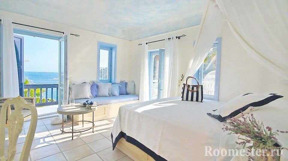 Очень светлая спальня в греческом стиле с панорамными окнами
