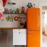 Интерьер с оранжевым холодильником