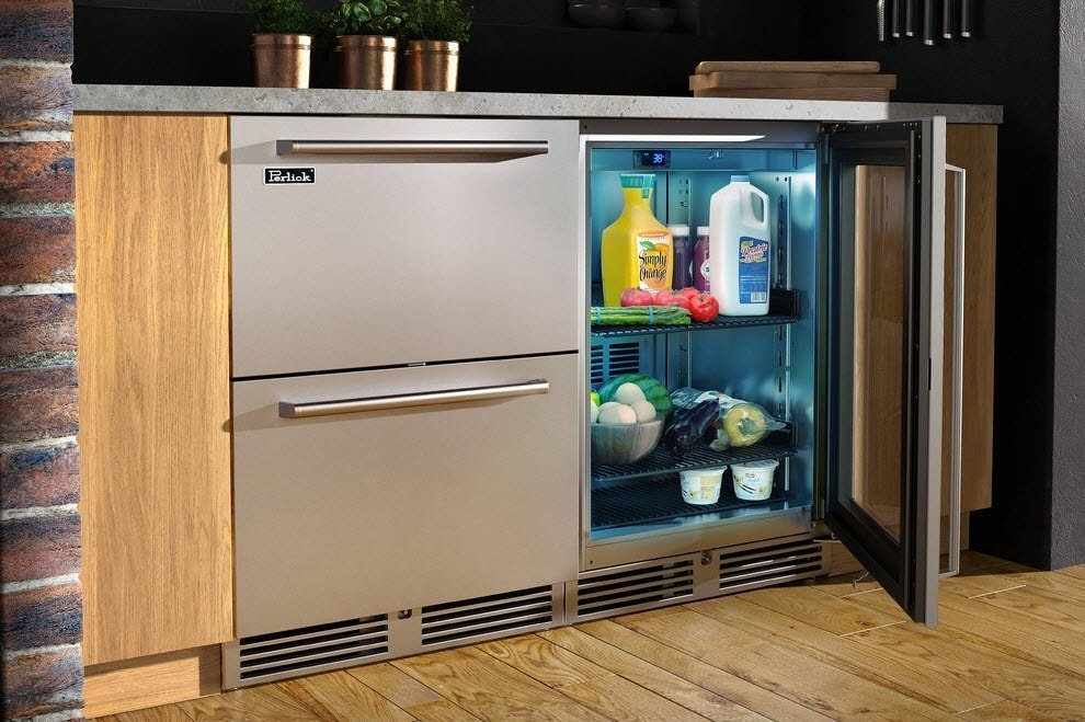 Холодильник под рабочей зоной на кухне
