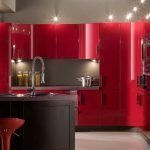 Красная мебель в интерьере кухни