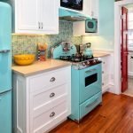 Бирюзовые плита и холодильник на кухне