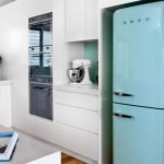 Белая мебель и бирюзовый холодильник на кухне