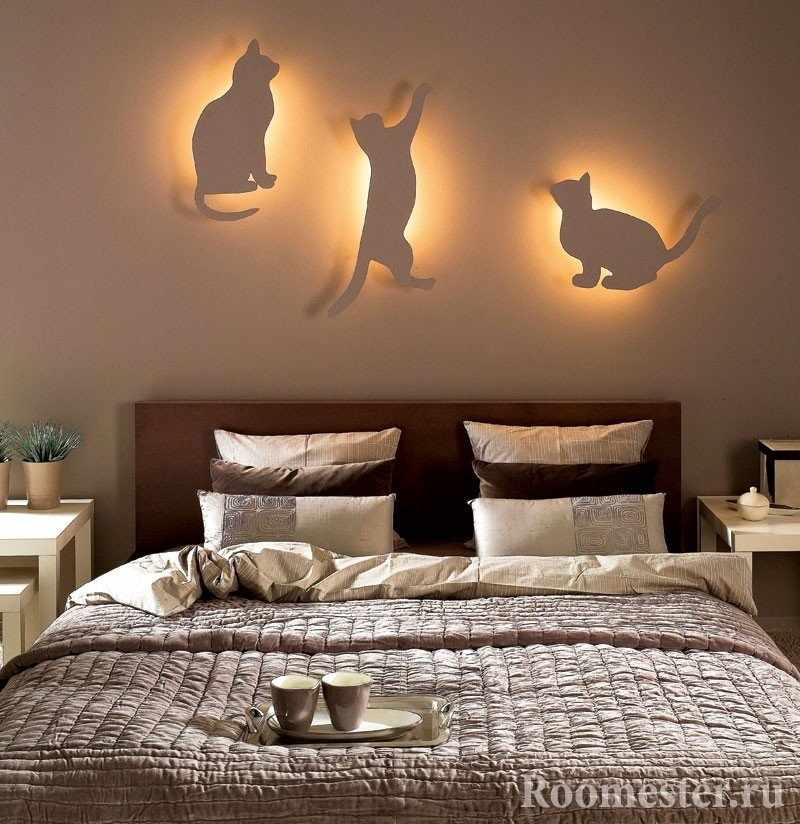 Коты с подсветкой на стене