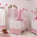 Розово-белая мебель в детской