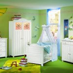 Зеленый интерьер и белая мебель в детской
