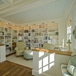 Домашняя библиотека со светлым интерьером