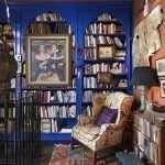 Синие книжные шкафы в оранжевом интерьере