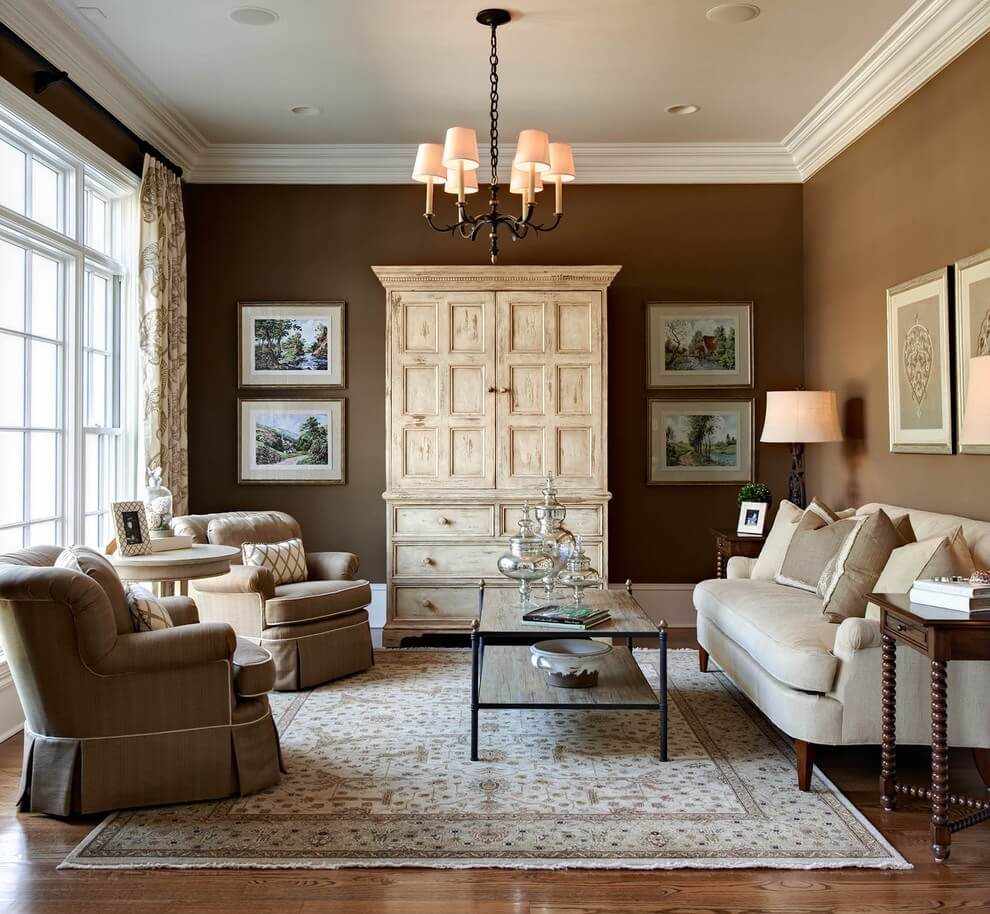 Светлая мебель в коричневой гостиной