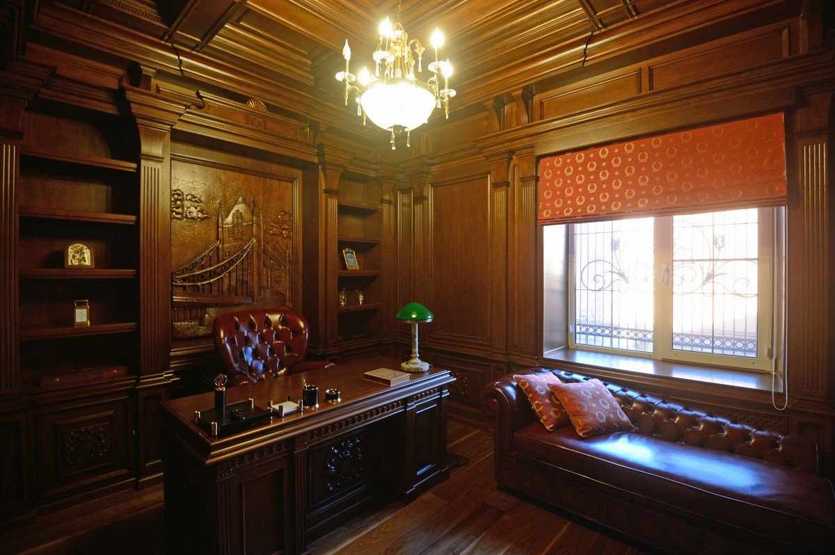 Мебель из дерева и кожи в кабинете в классическом стиле