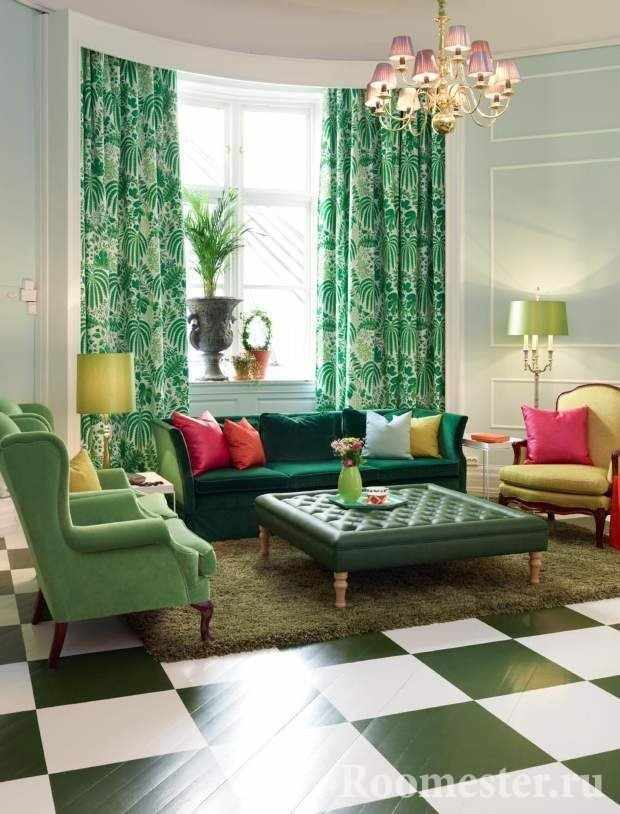 Кресла разных цветов и диван