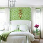 Стильная спальня в зеленых и белых тонах