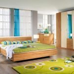 Оттенки зеленого и желтого в дизайне спальни