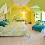 Сочетание зеленого с желтым и бирюзовым в интерьере спальни