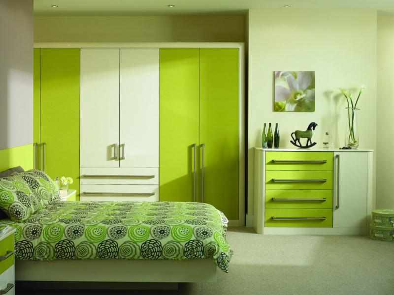 Интерьер спальни светло-зеленого цвета