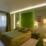 Зеленые оттенки в дизайне небольшой спальни