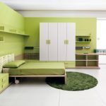 Необычный дизайн спальни в зеленых и белых тонах