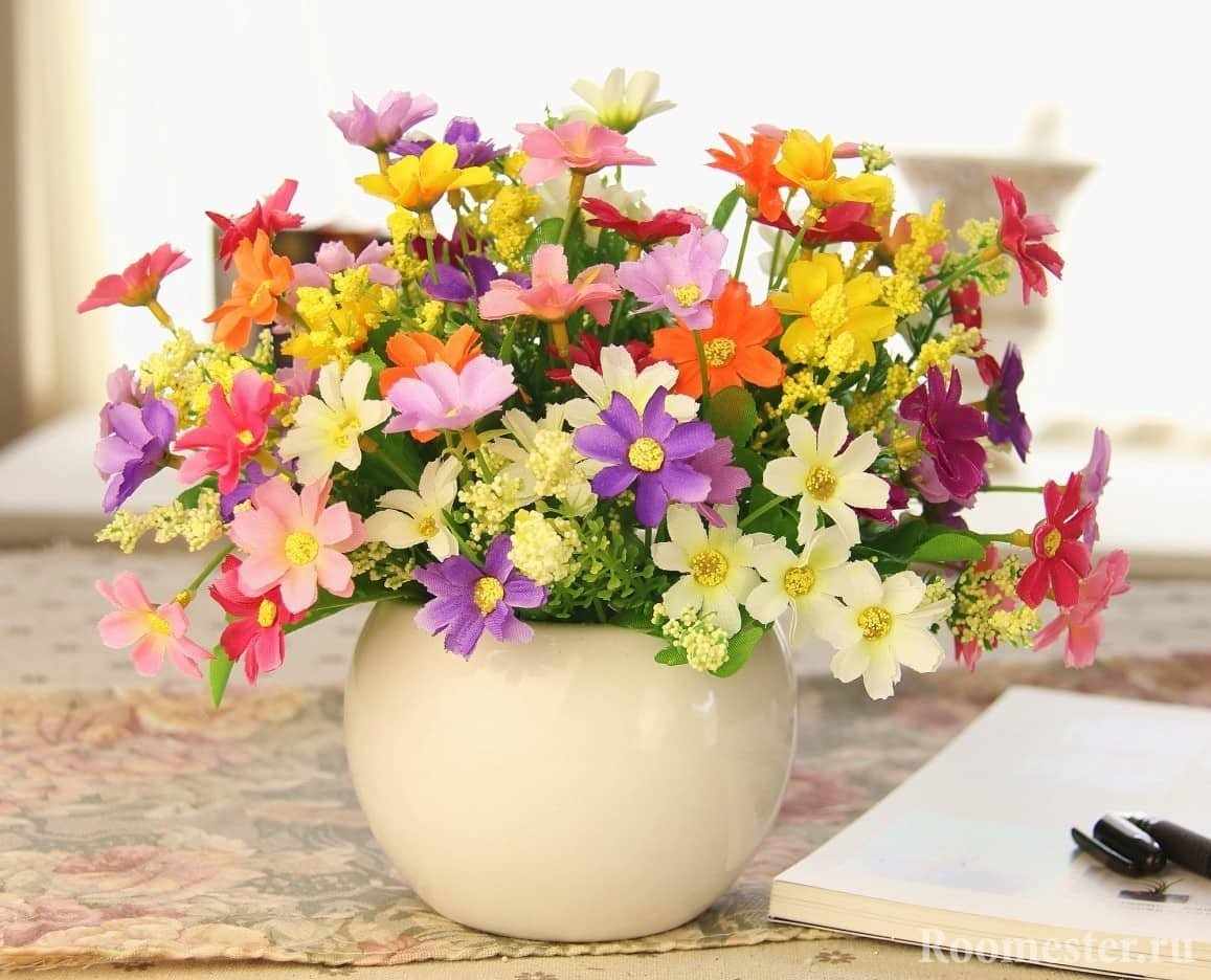 Простой дизайн вазы с искусственными цветами