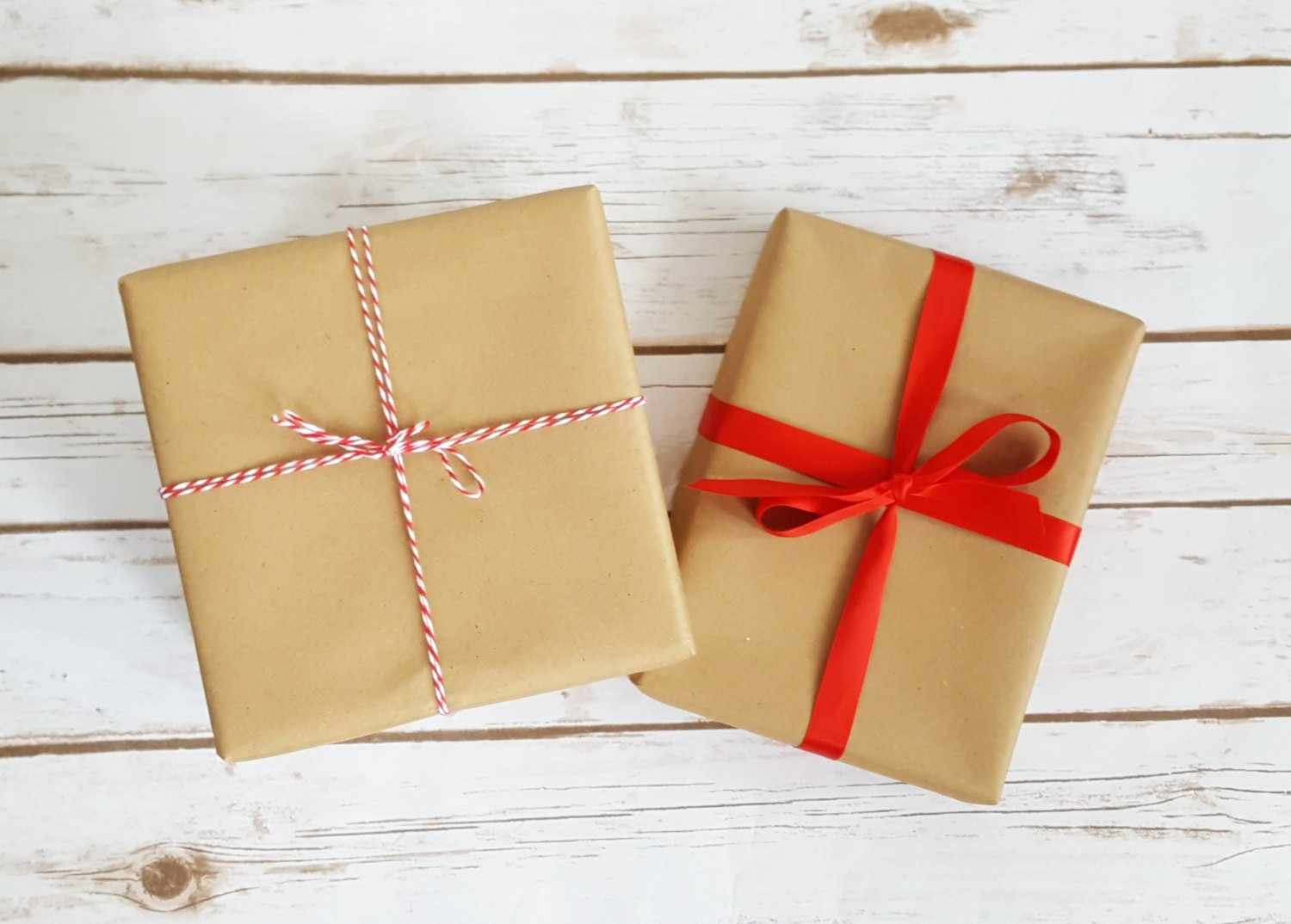 Упаковка подарка в подарочную бумагу