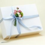Упаковка подарка с цветами