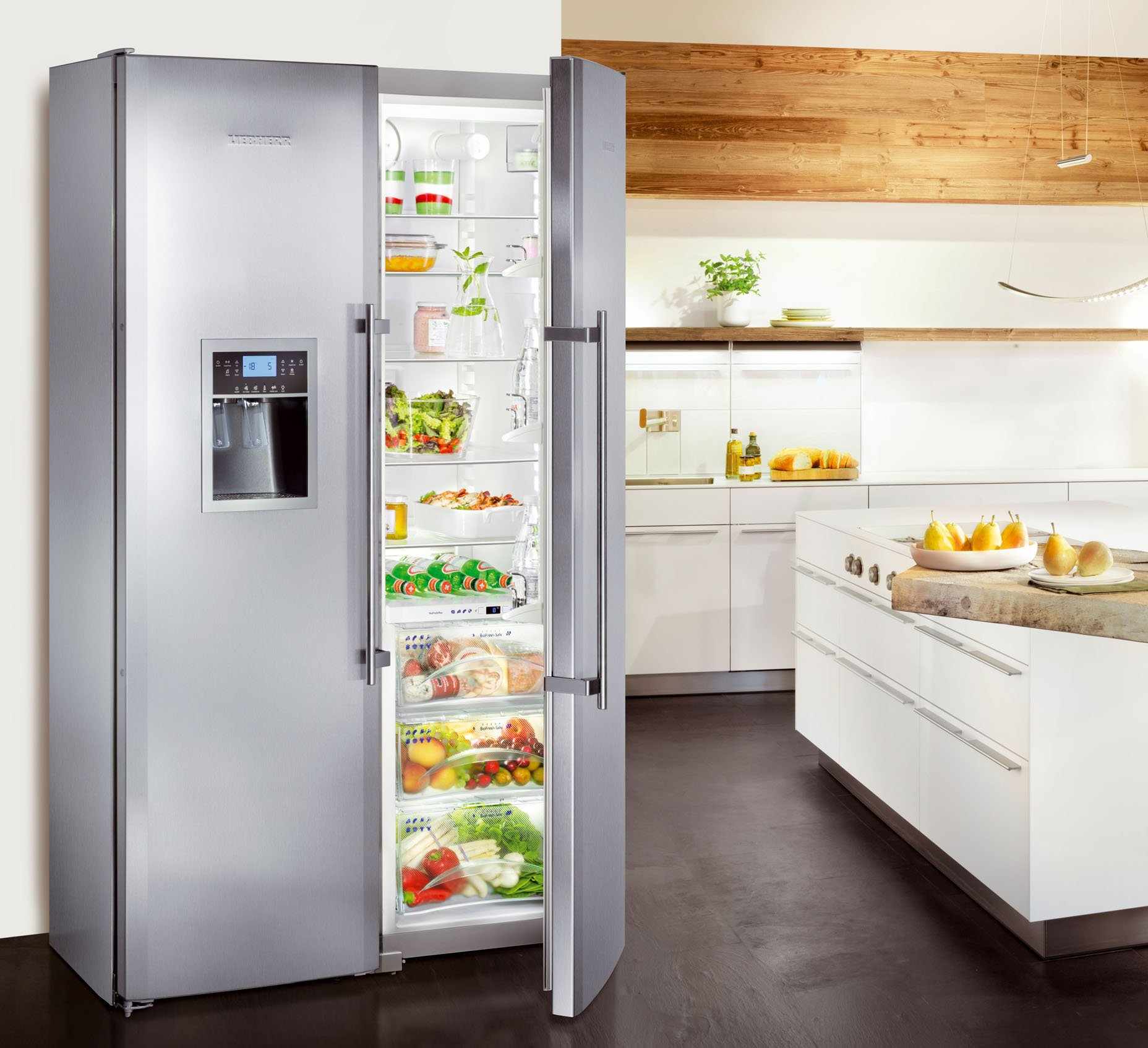 Открытый холодильник с ледогенератором