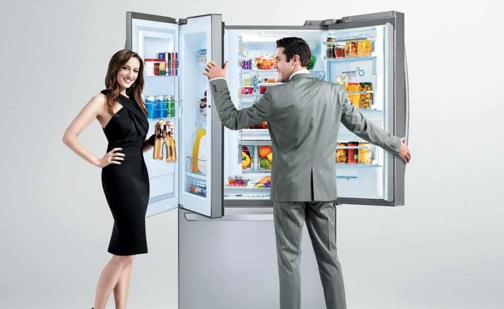 Девушка с парнем у холодильника
