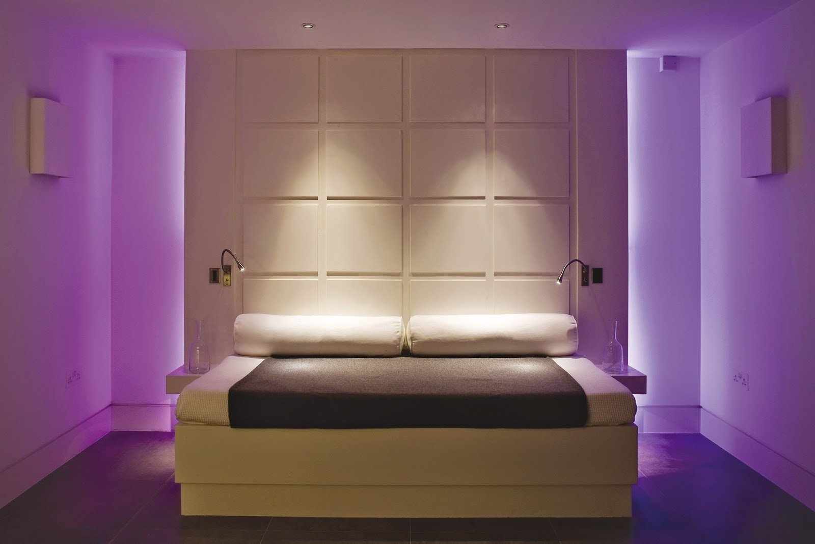 Фиолетовая подсветка в спальне