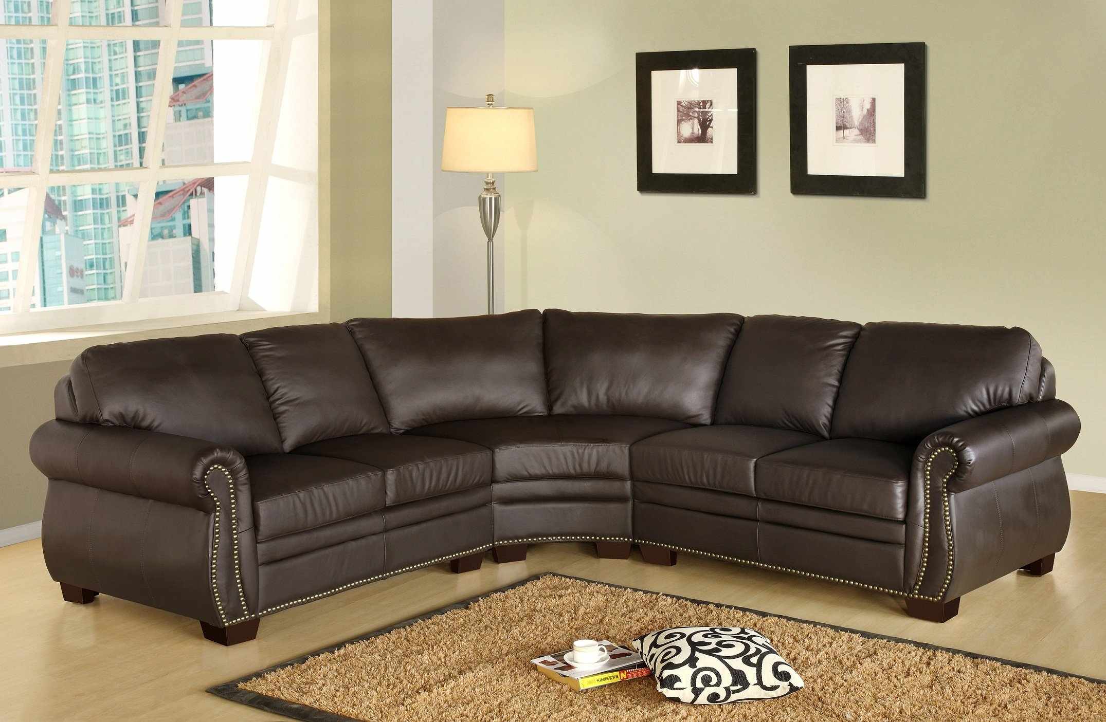 Большой диван из коричневой кожи