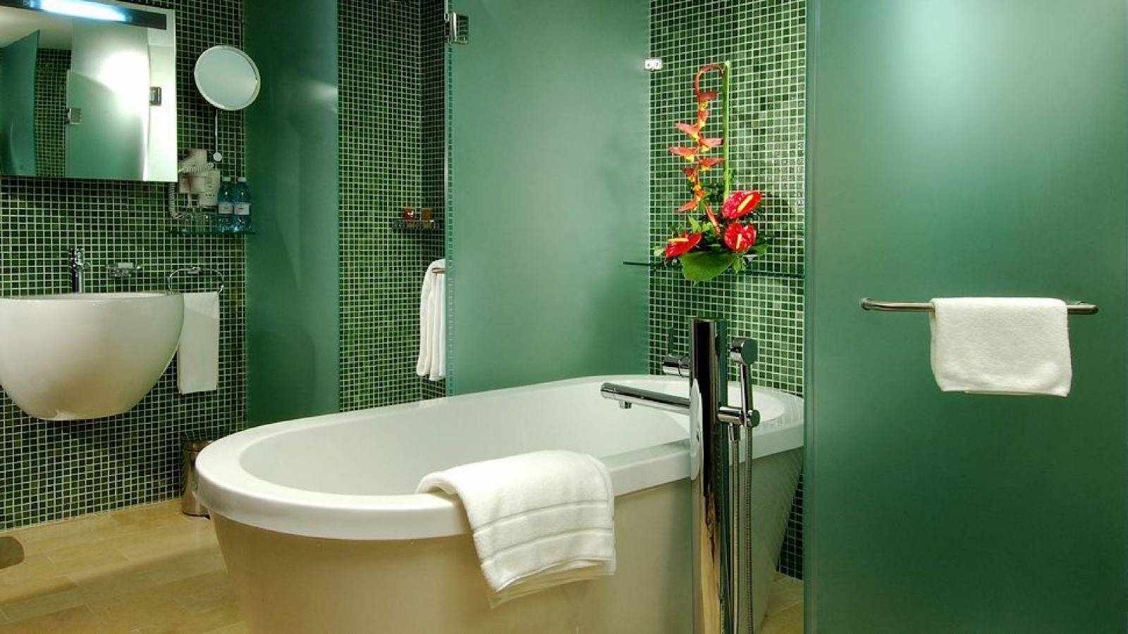 Покраска стен в ванной комнате зеленым цветом