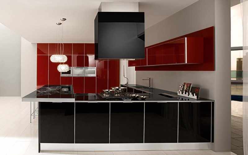 Сочетание черного, белого и красного цветов на кухне