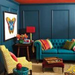 Бабочка на картине рядом с диваном