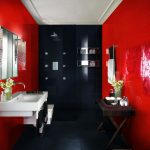Раковина и зеркало на красной стене