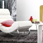 Кресло в интерьере в современном стиле