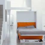 Сочетание белого и оранжевого в дизайне спальни