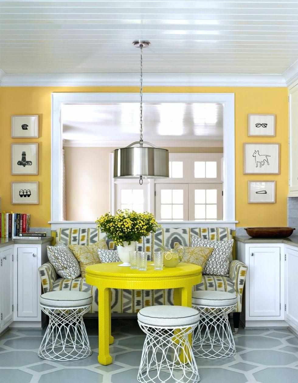 Белые стулья вокруг желтого стола