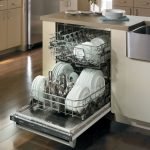 Хромированная посудомоечная машина в интерьере кухни