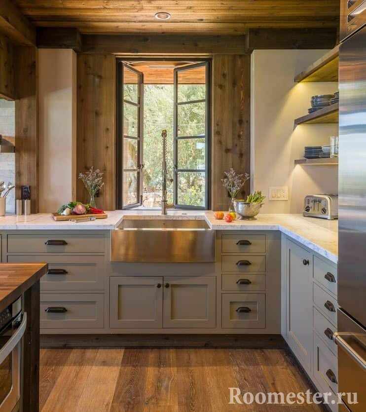 Деревянная отделка кухни в деревенском стиле 