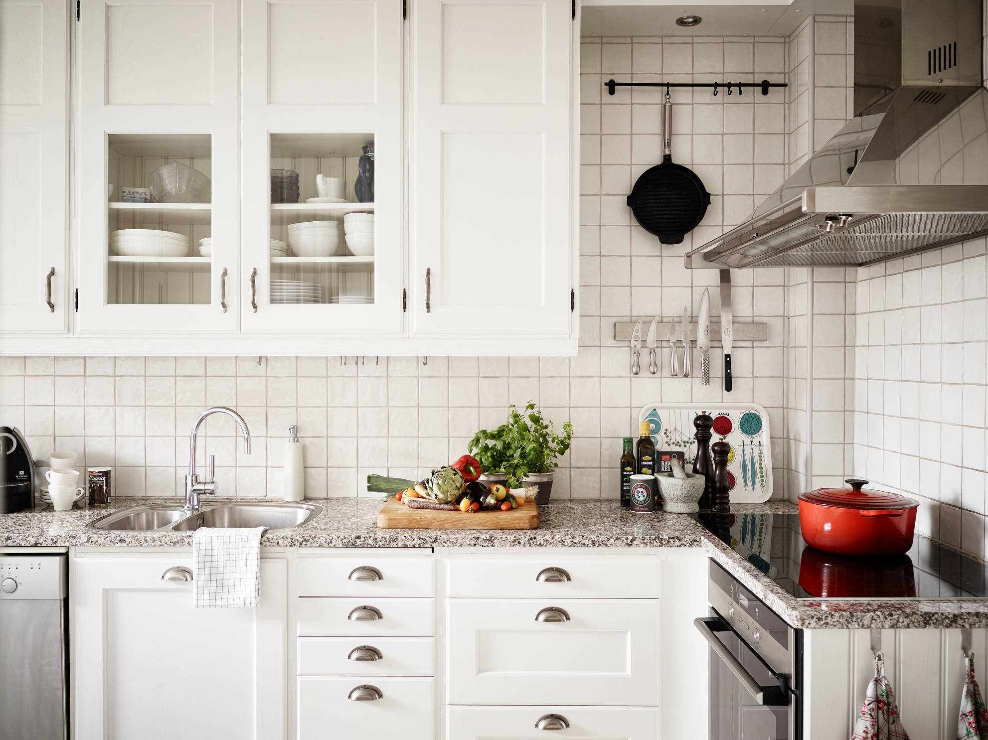 Фартук из плитки на кухне в скандинавском стиле