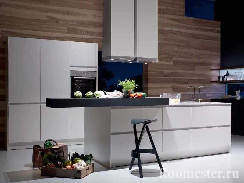 Белая кухня в сочетании с деревом и вытяжкой из потолка с подстветкой
