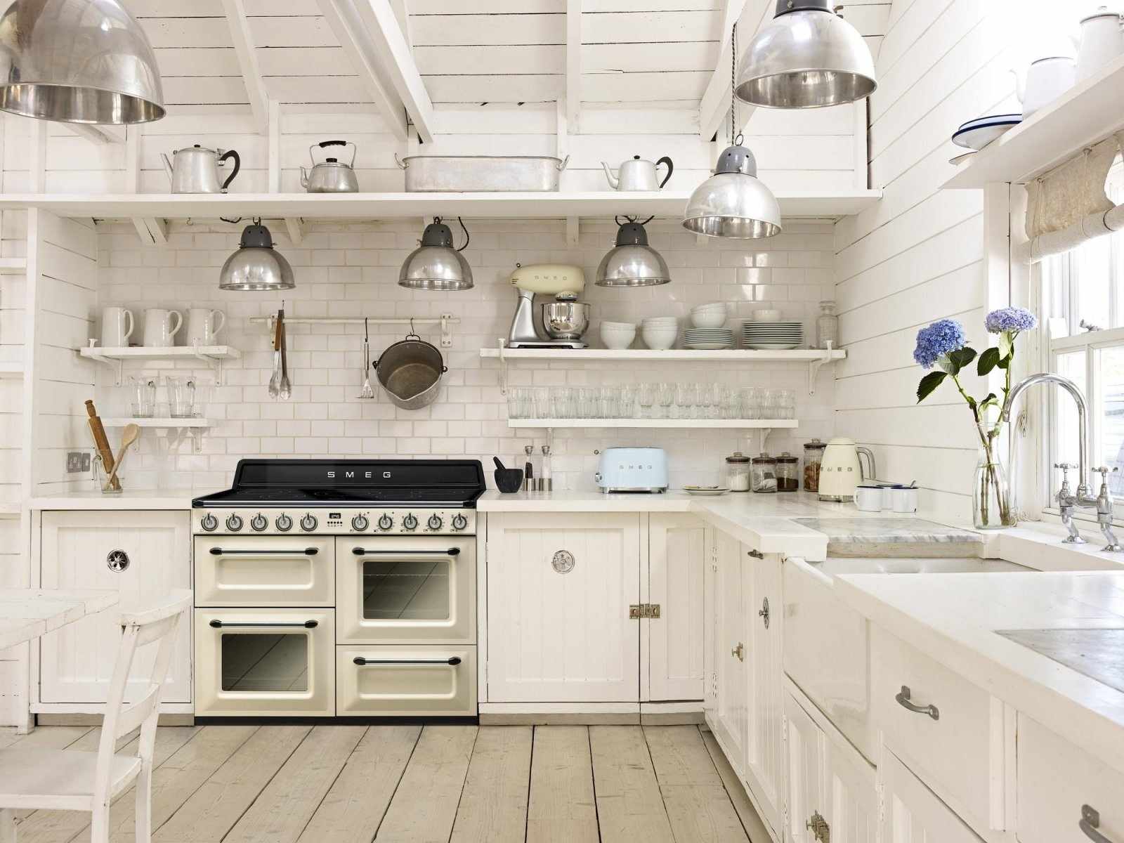 Белая кухня в стиле кантри