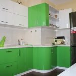 Бело-зеленая кухня со встроенной техникой