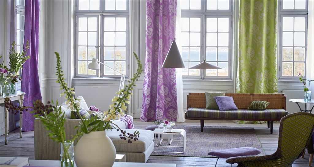 Лавандовый цвет в интерьере гостиной