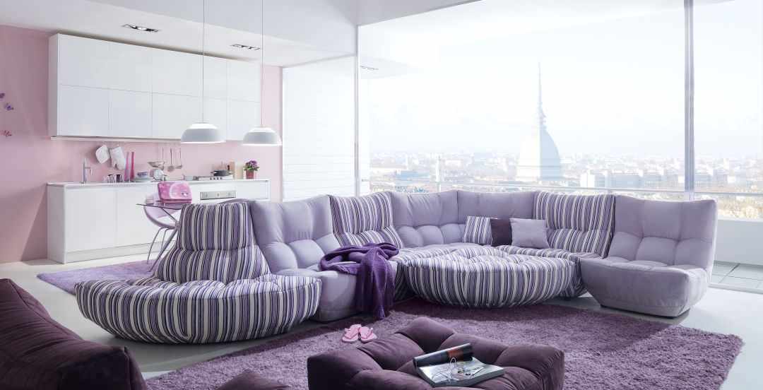 Большой диван в гостиной лавандового цвета