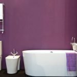 Фиолетовая стена в ванной
