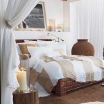 Уютная спальня с занавесками
