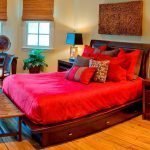Кровать с красным постельным бельем