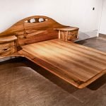 Деревянная кровать в спальне