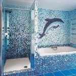 Дельфин из мозаики на стене ванной